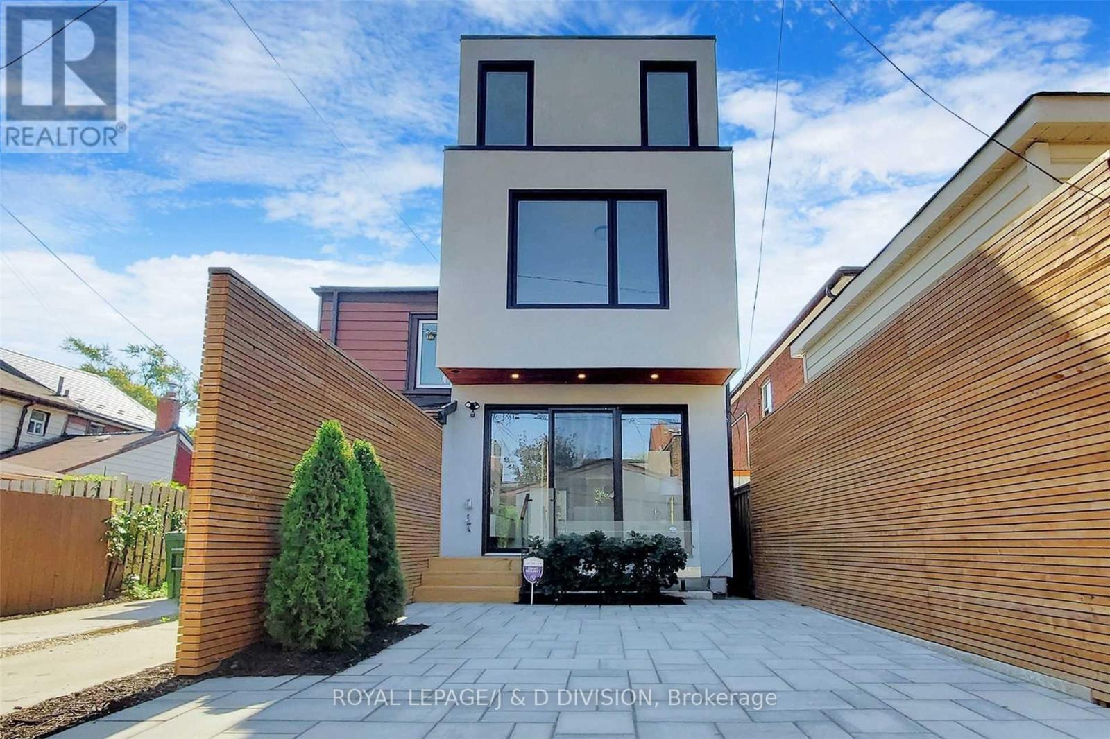 LOWER - 26 HENDERSON AVENUE, Toronto, Ontario