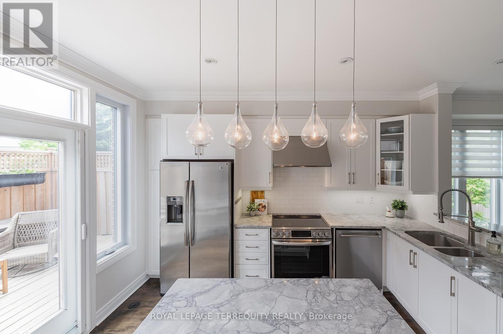 69 Lobo Mews, Toronto, Ontario  M8Z 0B2 - Photo 13 - W13432236