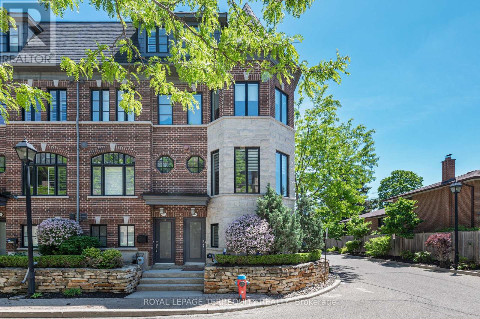 69 Lobo Mews, Toronto, Ontario  M8Z 0B2 - Photo 2 - W13432236