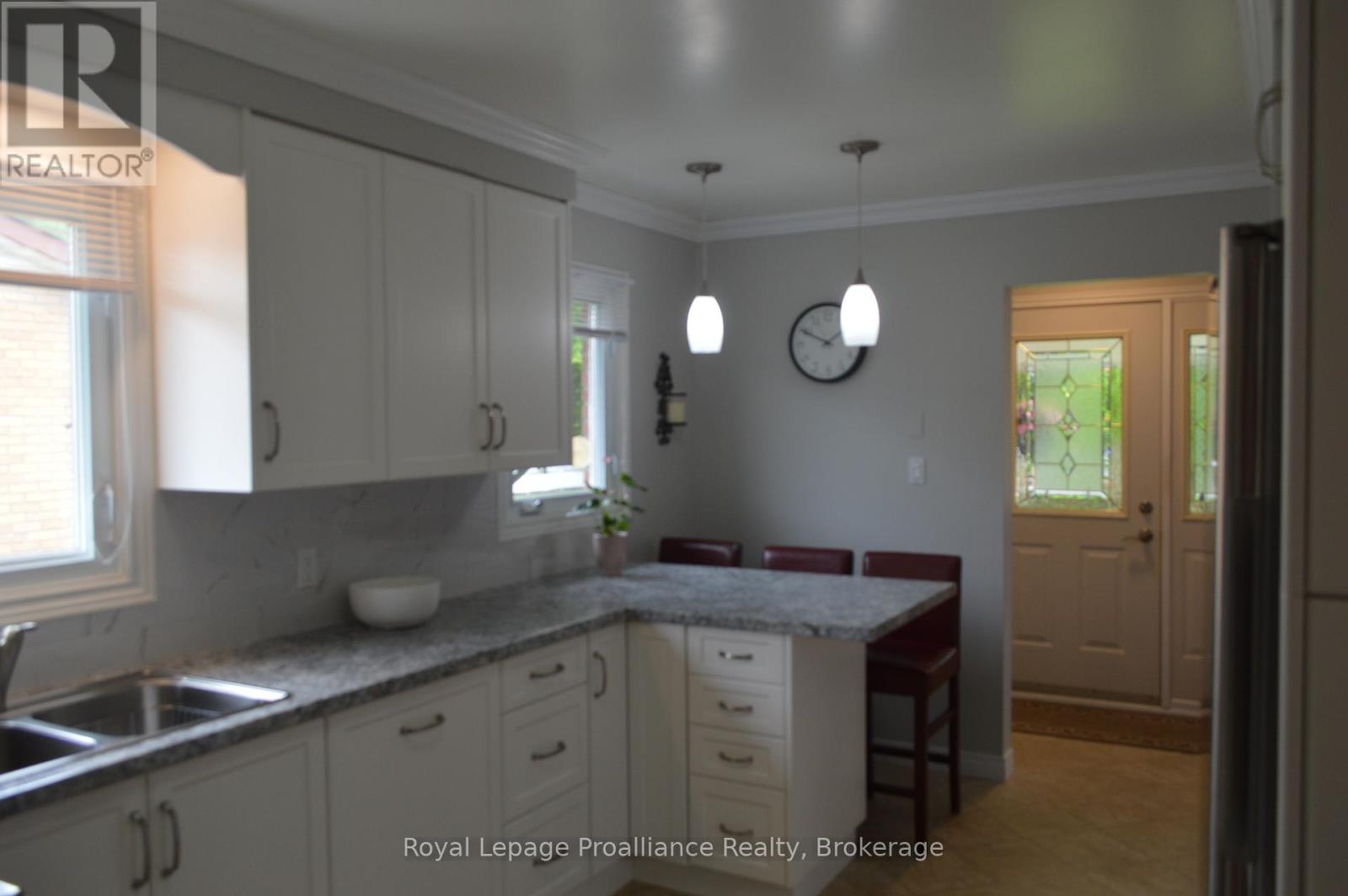 9 Austin Street, Quinte West, Ontario  K8V 1Z2 - Photo 3 - X13432702
