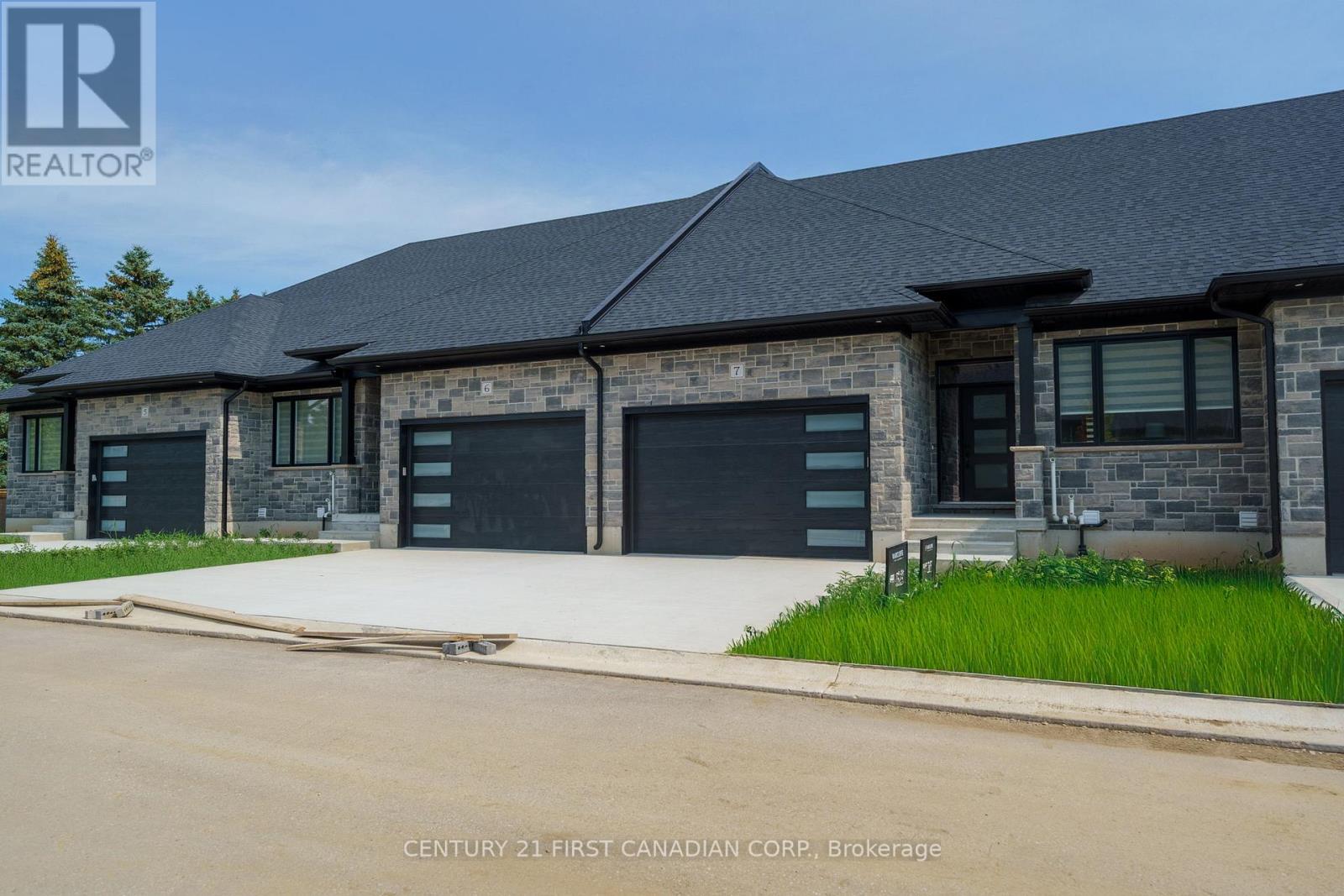11 - 32 POSTMA CRESCENT, North Middlesex, Ontario