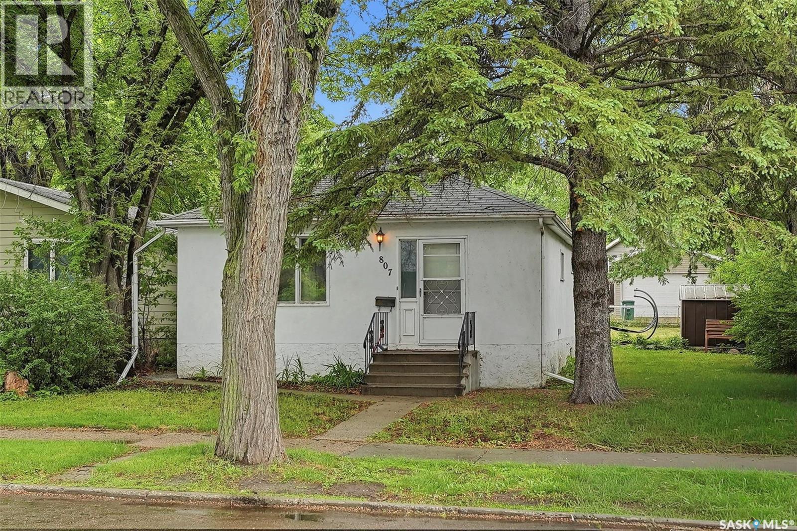 807 29th Street W, Saskatoon, Saskatchewan  S7L 0N2 - Photo 2 - SK039083