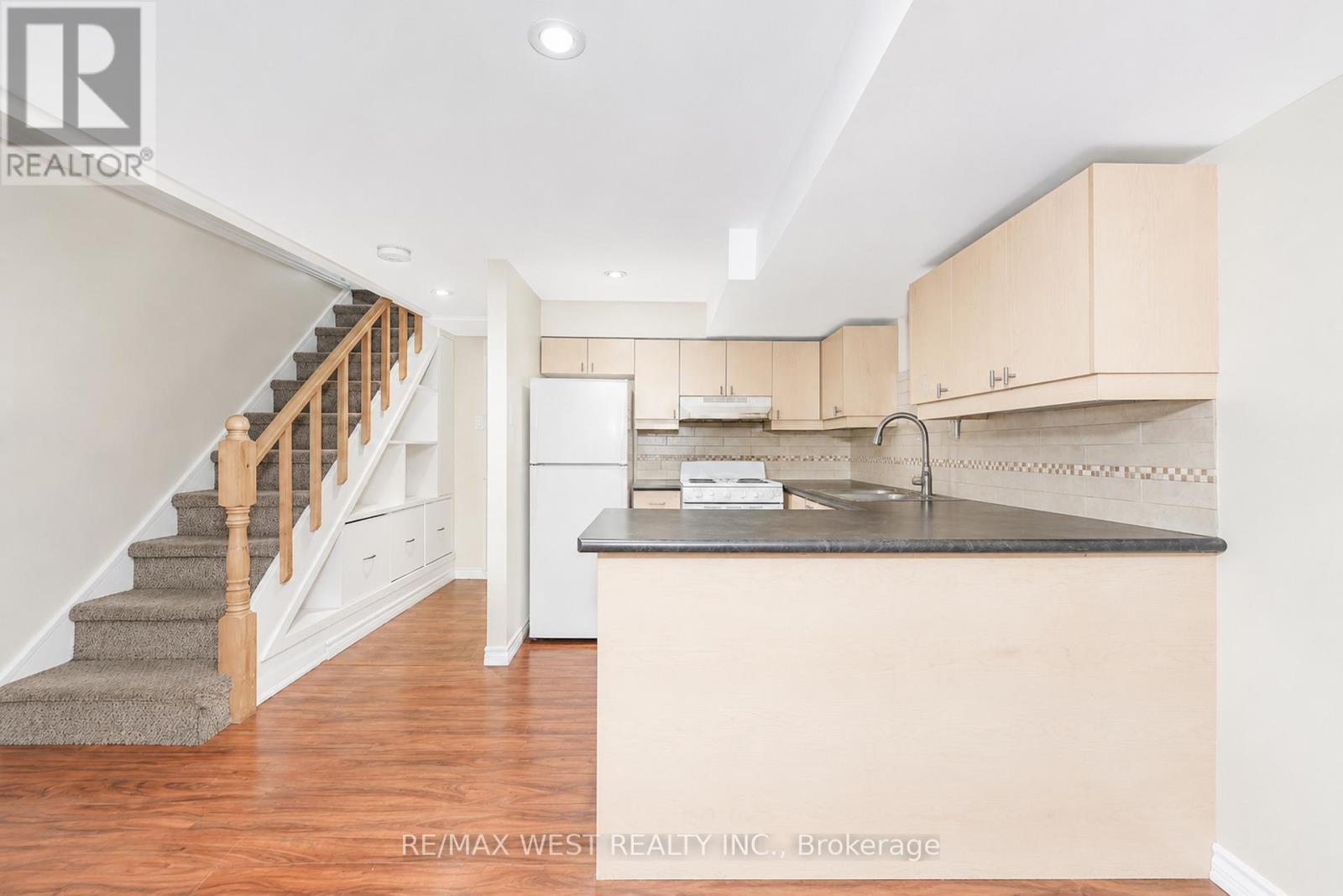 31 Woodmount Avenue, Toronto, Ontario  M4C 3X6 - Photo 8 - E13432534