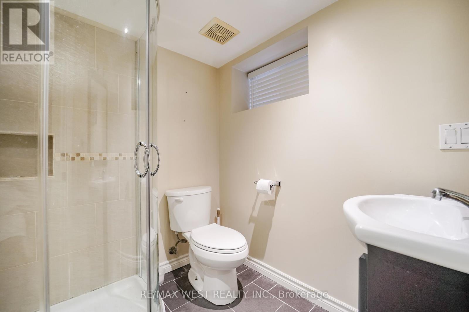 31 Woodmount Avenue, Toronto, Ontario  M4C 3X6 - Photo 9 - E13432534
