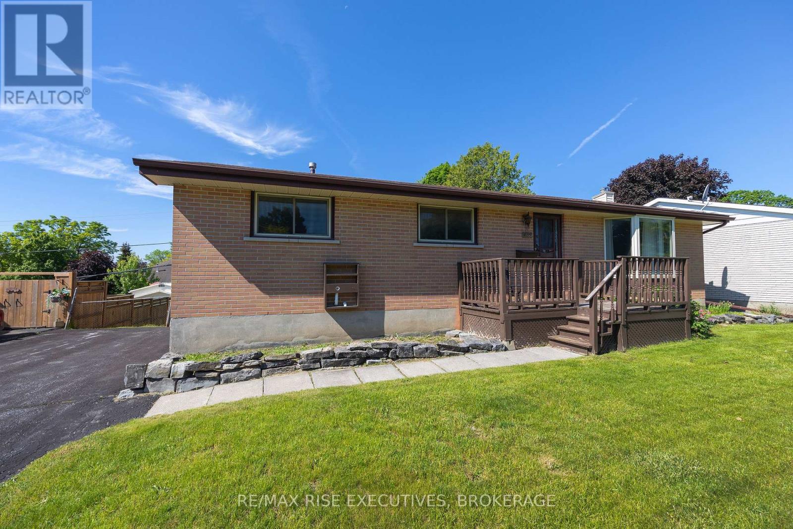 1055 Lincoln Drive, Kingston, Ontario  K7M 4Z3 - Photo 1 - X13432862