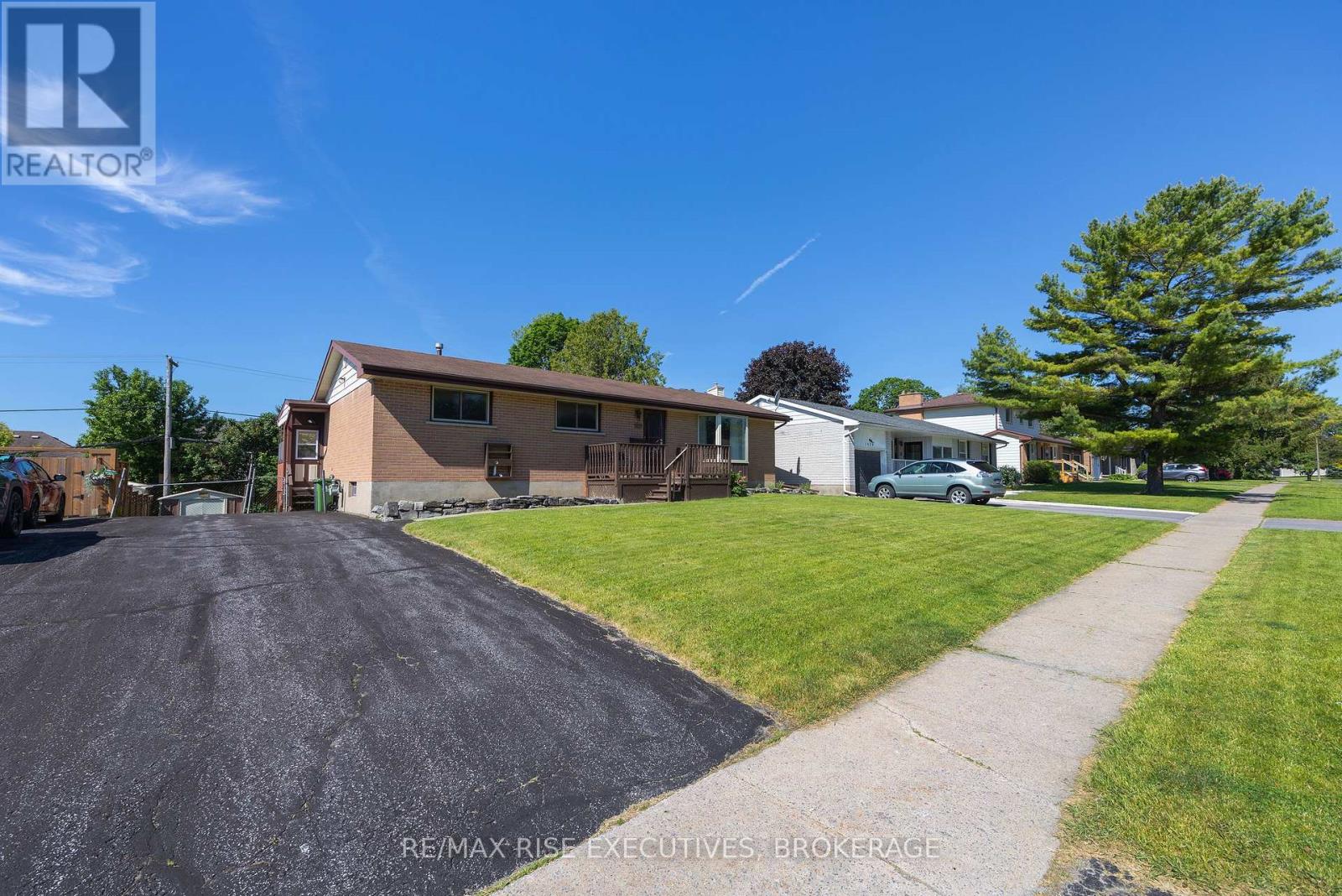 1055 Lincoln Drive, Kingston, Ontario  K7M 4Z3 - Photo 2 - X13432862
