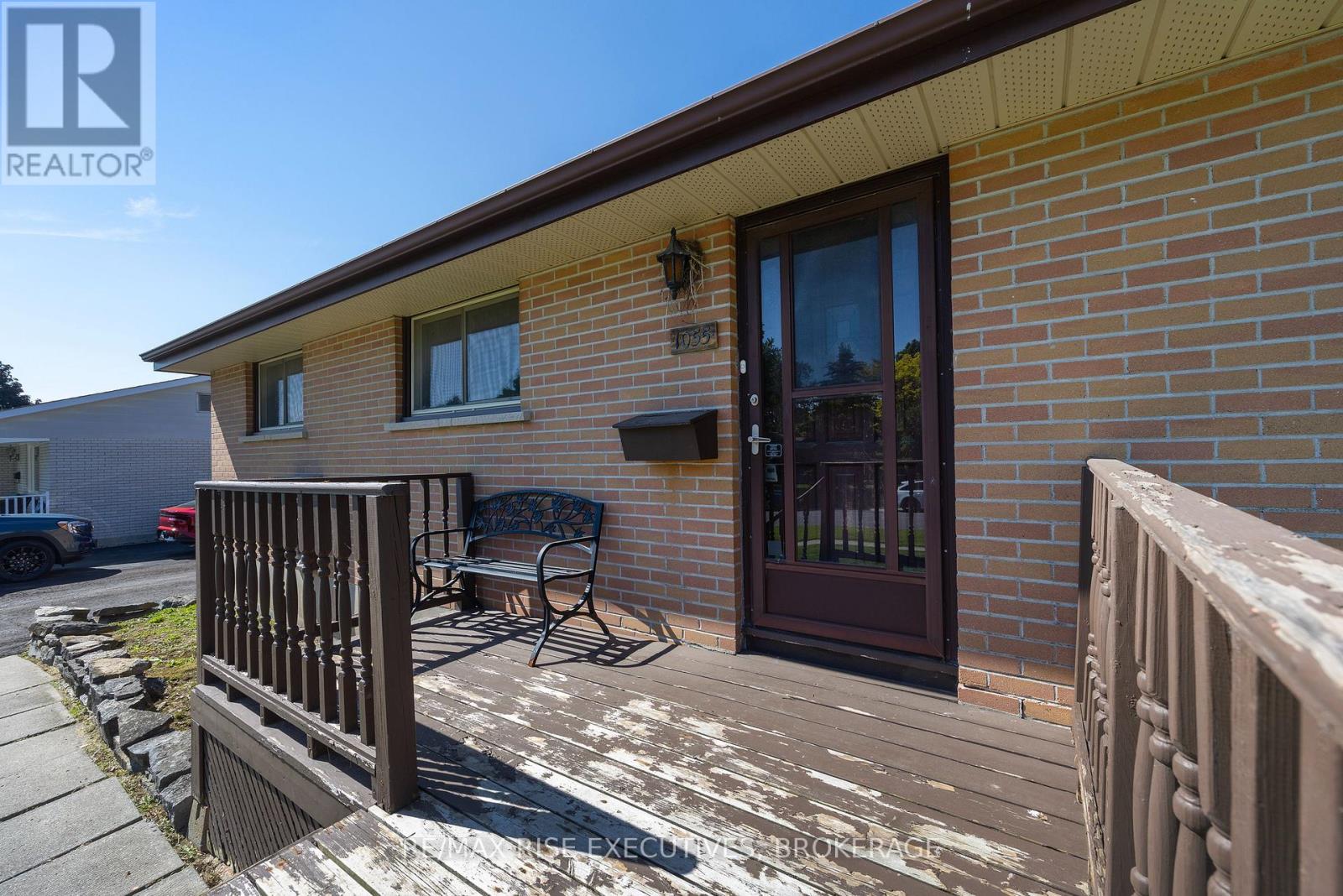 1055 Lincoln Drive, Kingston, Ontario  K7M 4Z3 - Photo 3 - X13432862