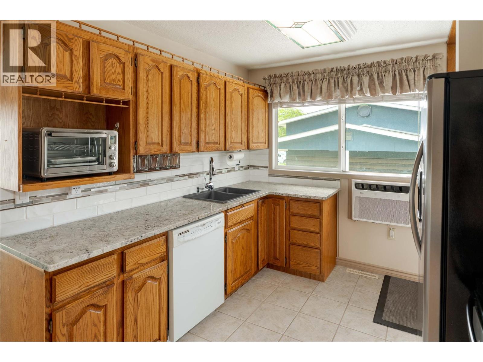 702 Hollydell Road, Kelowna, British Columbia  V1X 1L5 - Photo 3 - 10390712