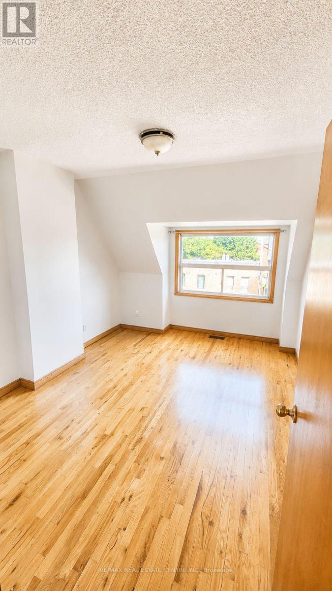 Upper - 908 Ossington Avenue, Toronto, Ontario  M6G 3V1 - Photo 8 - W13432504