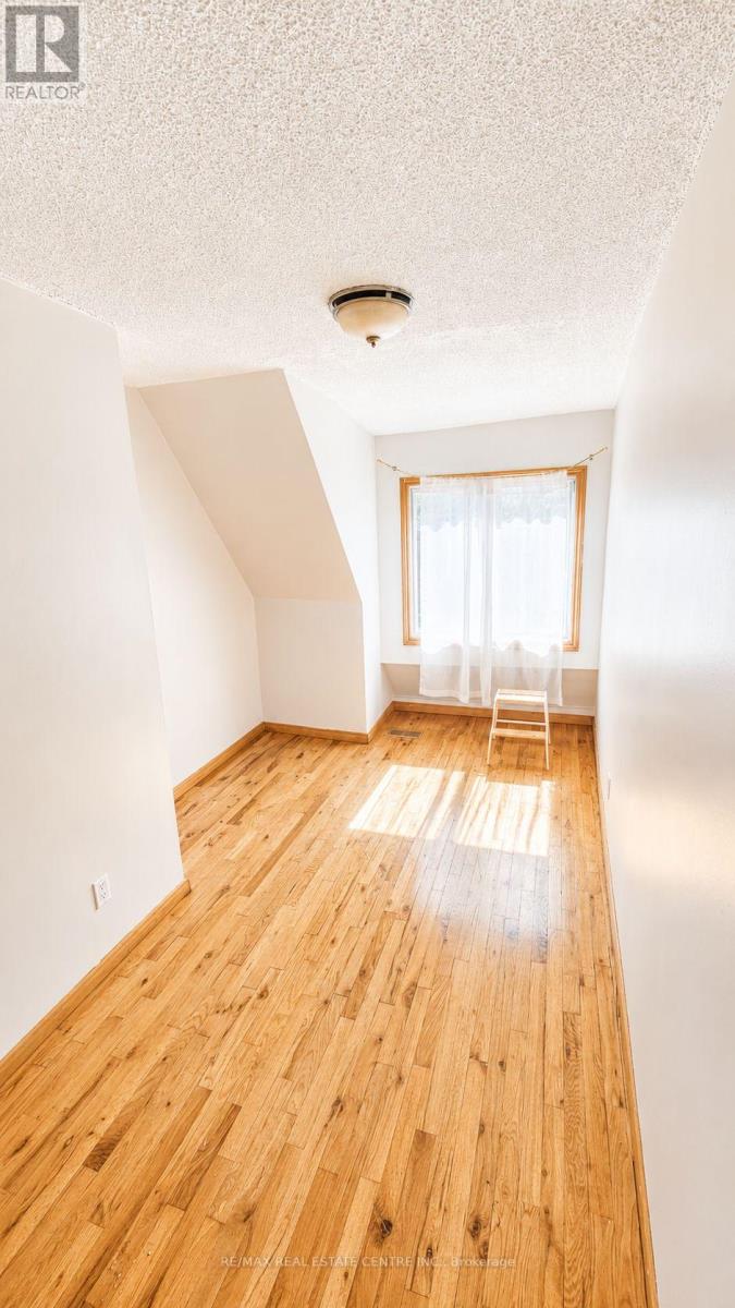 Upper - 908 Ossington Avenue, Toronto, Ontario  M6G 3V1 - Photo 9 - W13432504