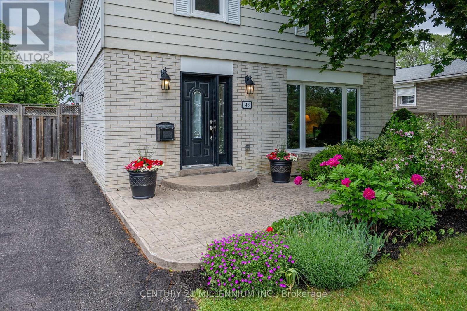46 Dunblaine Crescent, Brampton, Ontario  L6T 3H2 - Photo 2 - W13432510