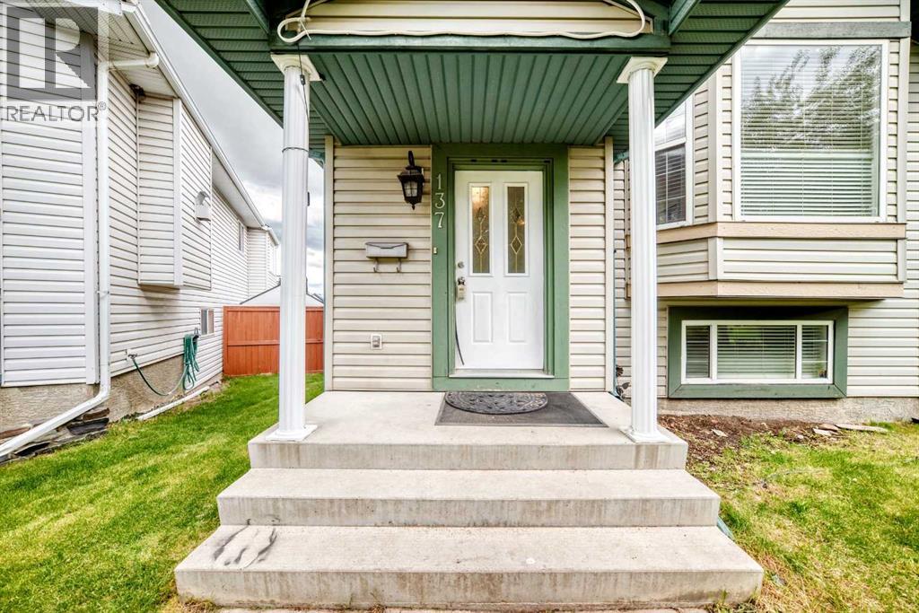 137 Erin Meadow Bay Se, Calgary, Alberta T2B 3A2 - Photo 4 - A2316817