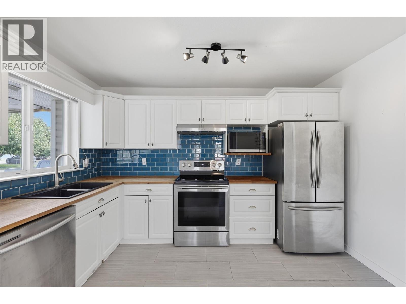 1897 Fleetwood Avenue, Kamloops, British Columbia  V2B 4R9 - Photo 12 - 10389847