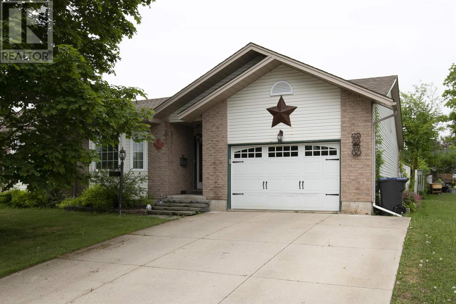 855 Lake St, Sault Ste. Marie, Ontario  P6B 6K2 - Photo 1 - SM261404