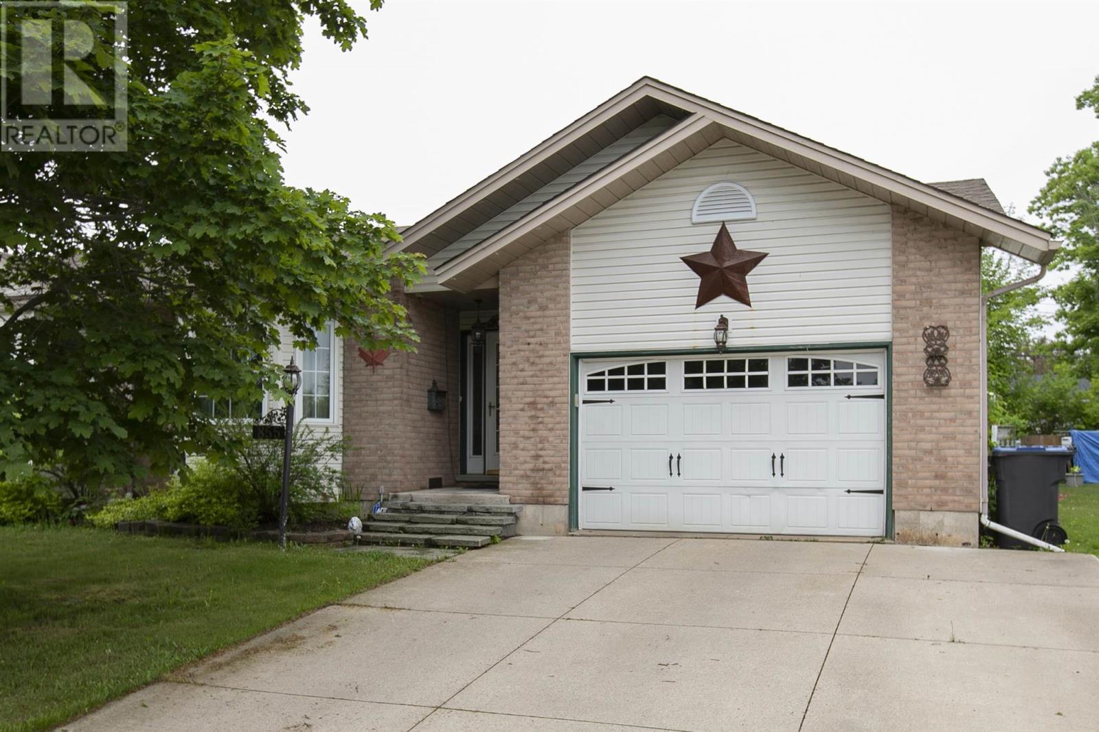 855 Lake St, Sault Ste. Marie, Ontario  P6B 6K2 - Photo 2 - SM261404