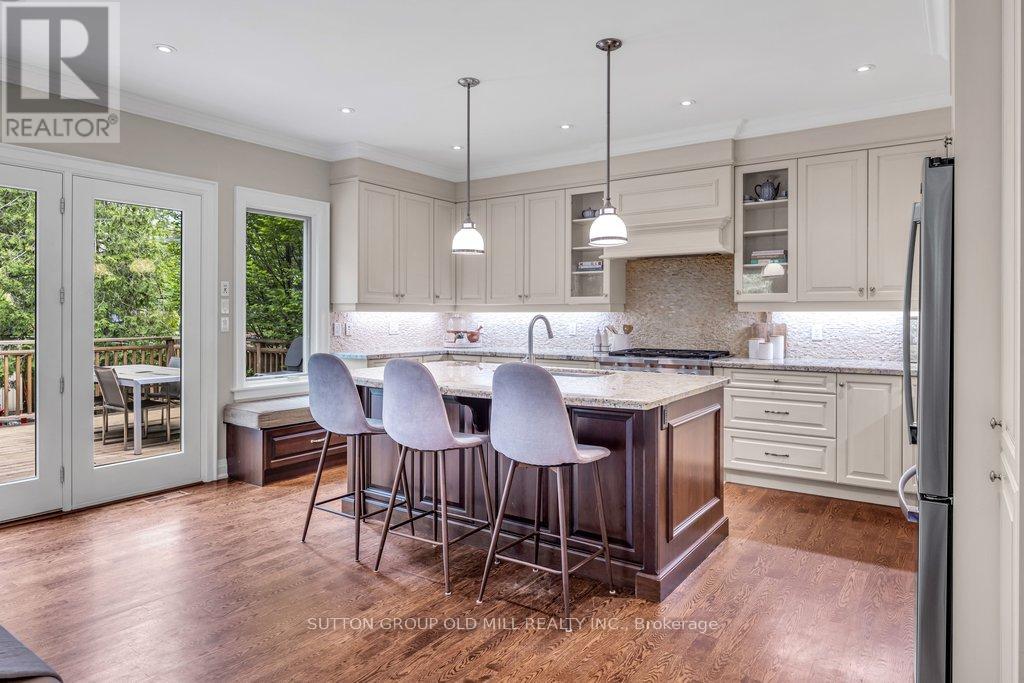 38 Edgemore Drive, Toronto, Ontario  M8Y 2N3 - Photo 11 - W13432944