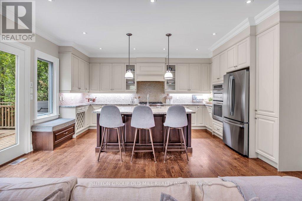 38 Edgemore Drive, Toronto, Ontario  M8Y 2N3 - Photo 12 - W13432944