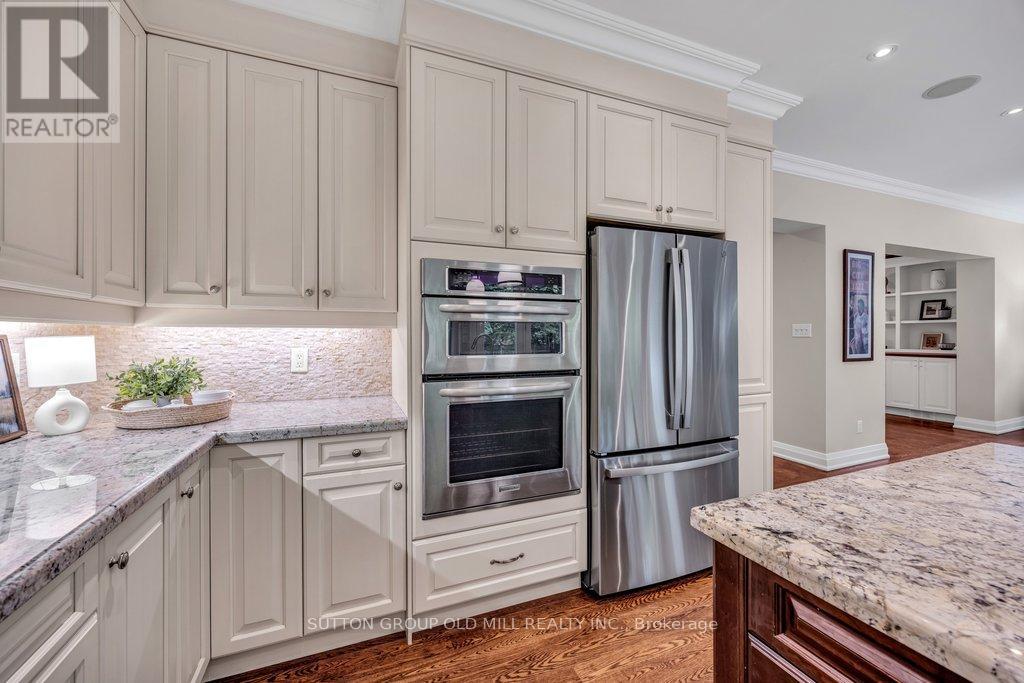 38 Edgemore Drive, Toronto, Ontario  M8Y 2N3 - Photo 16 - W13432944
