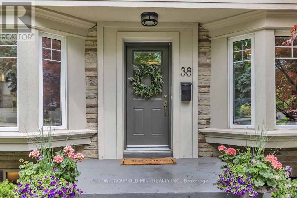 38 Edgemore Drive, Toronto, Ontario  M8Y 2N3 - Photo 2 - W13432944