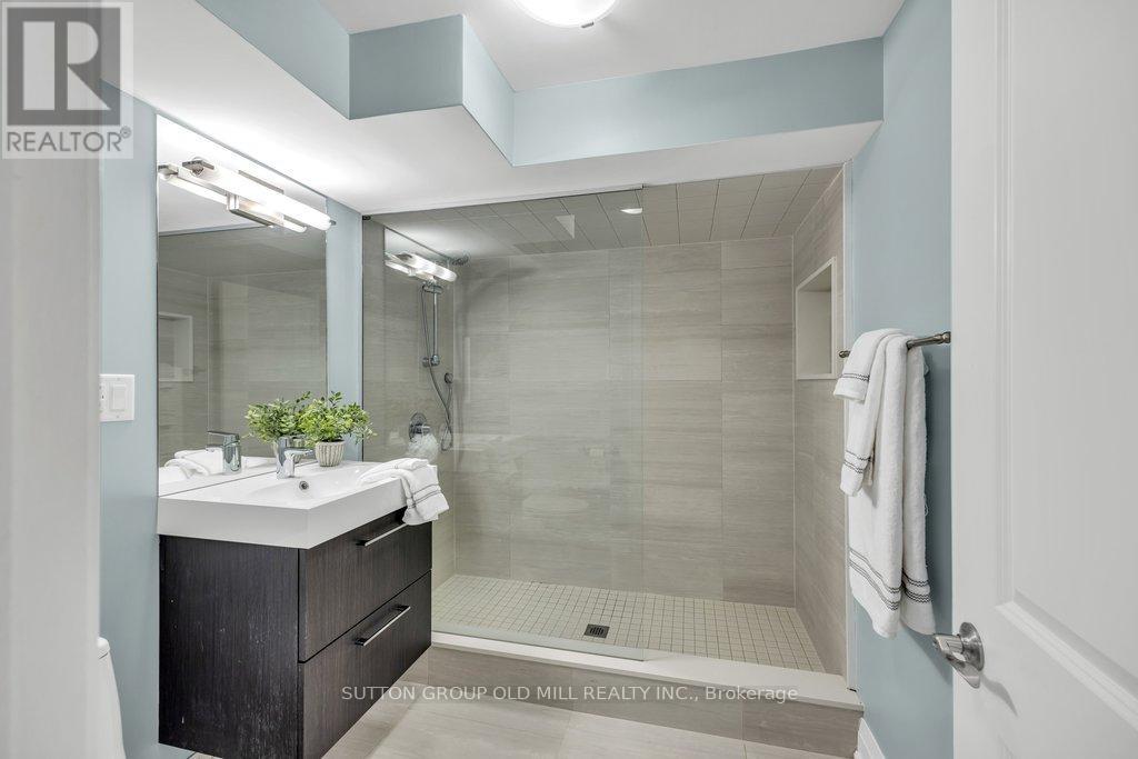 38 Edgemore Drive, Toronto, Ontario  M8Y 2N3 - Photo 34 - W13432944
