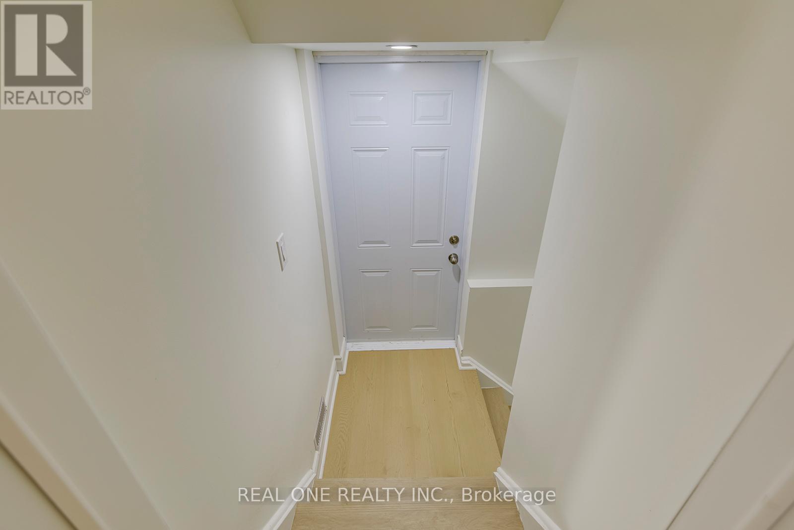 Basement Apartment - 655 Paragon Place E, Mississauga, Ontario  L5B 2Z6 - Photo 2 - W13433140
