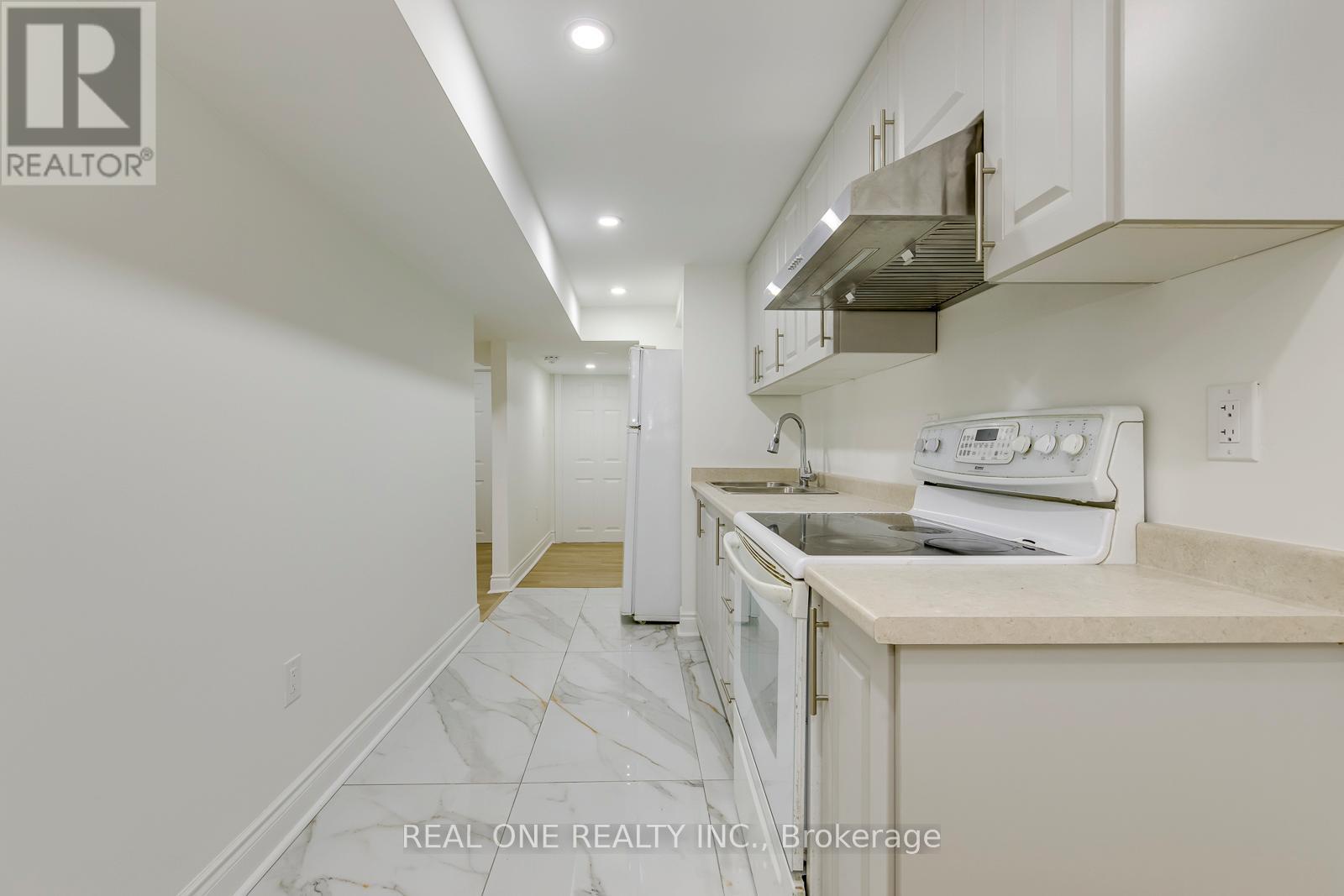 Basement Apartment - 655 Paragon Place E, Mississauga, Ontario  L5B 2Z6 - Photo 4 - W13433140
