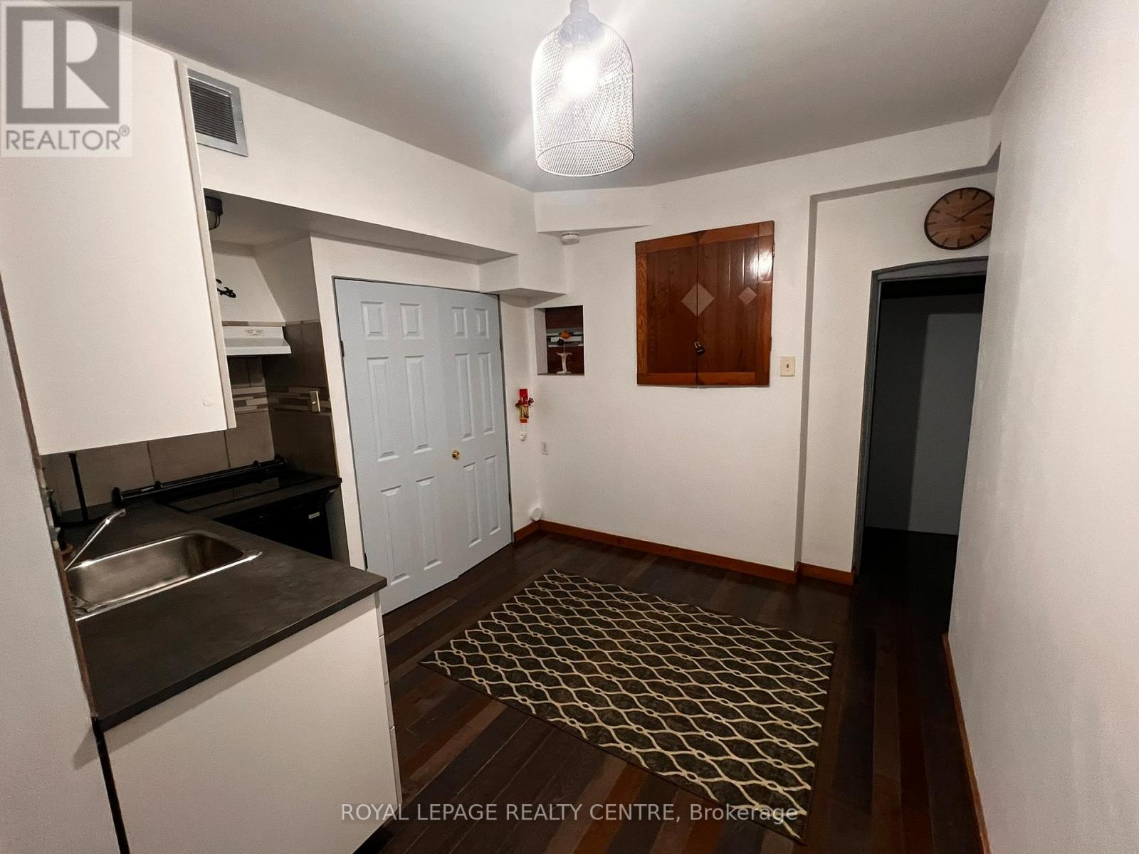 B - 745 Lakeshore Road E, Mississauga, Ontario  L5E 1C6 - Photo 2 - W13433318