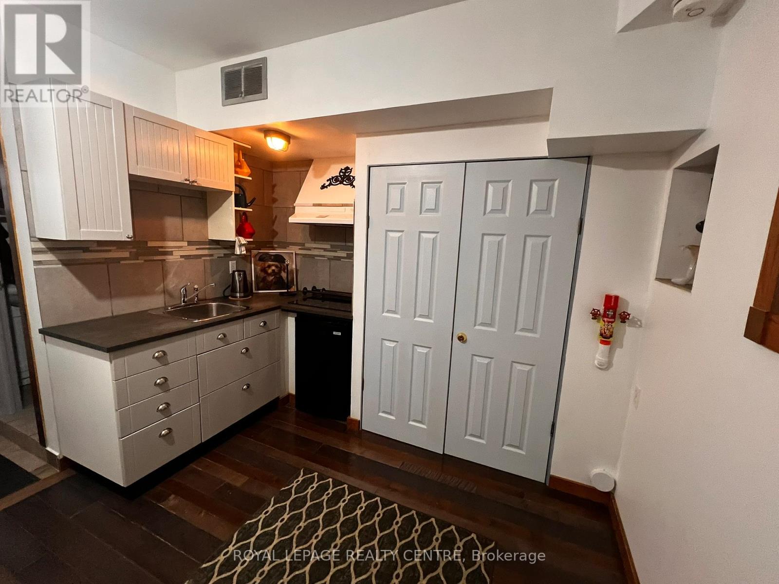 B - 745 Lakeshore Road E, Mississauga, Ontario  L5E 1C6 - Photo 3 - W13433318