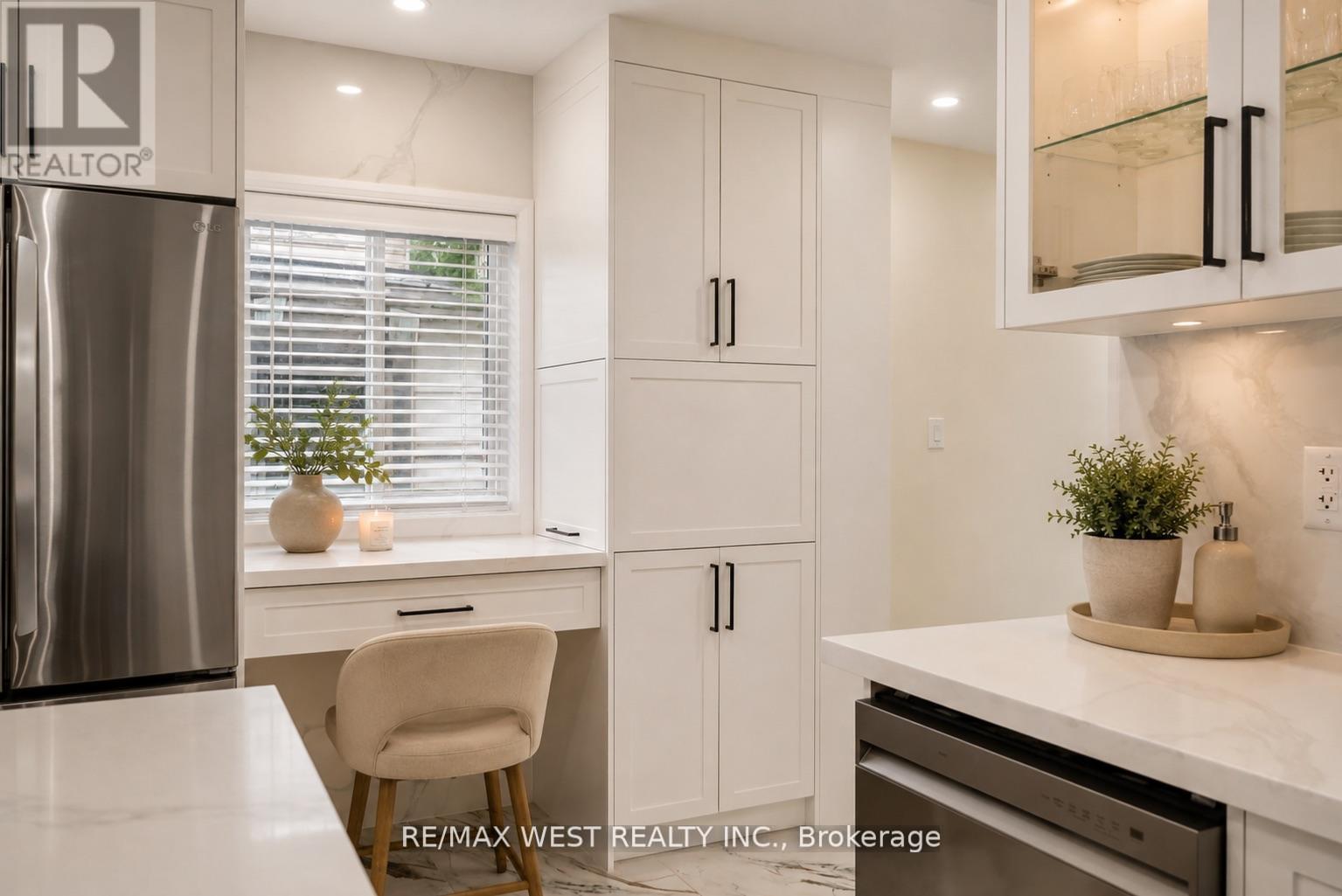 201 Rhodes Avenue, Toronto, Ontario  M4L 3A2 - Photo 6 - E13433502