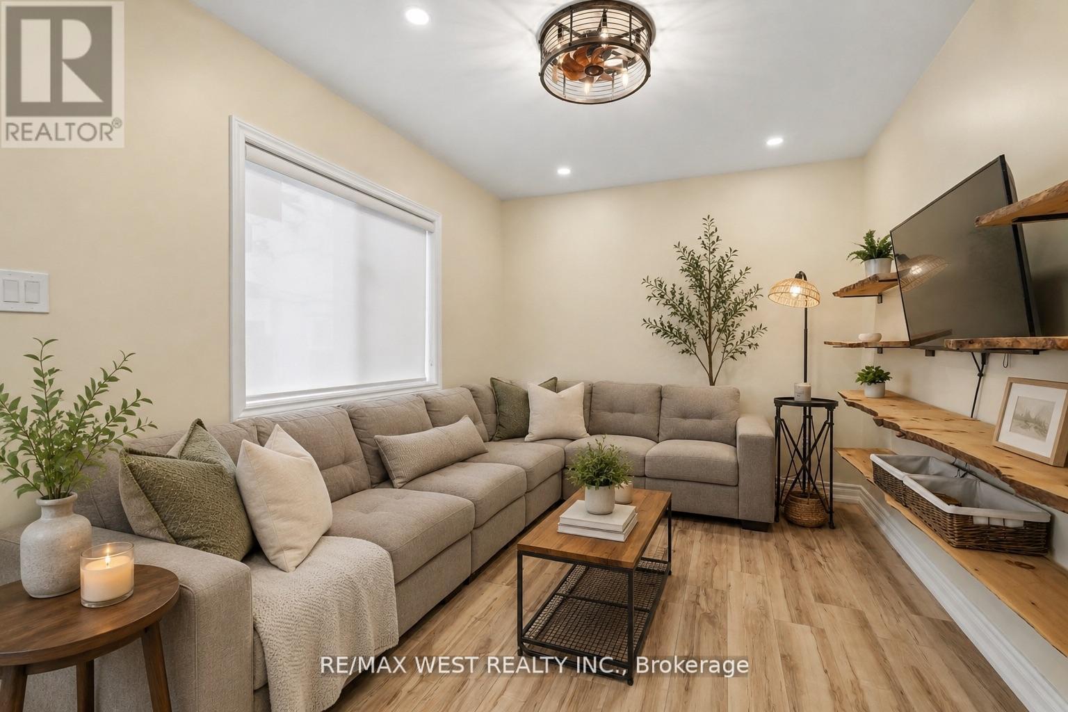 201 Rhodes Avenue, Toronto, Ontario  M4L 3A2 - Photo 9 - E13433502