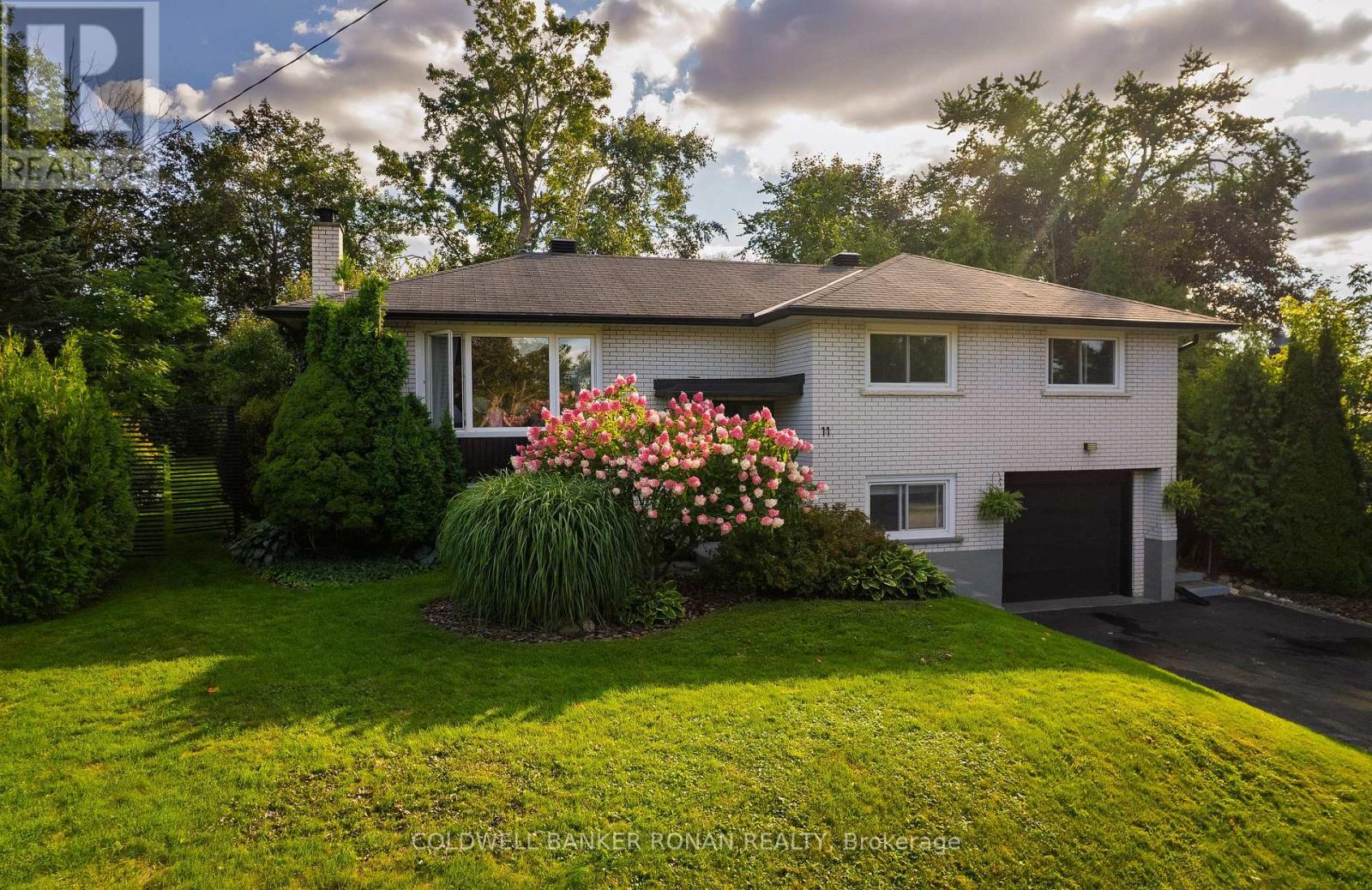 11 Pratt Road, Barrie, Ontario  L4M 2K9 - Photo 2 - S13433554