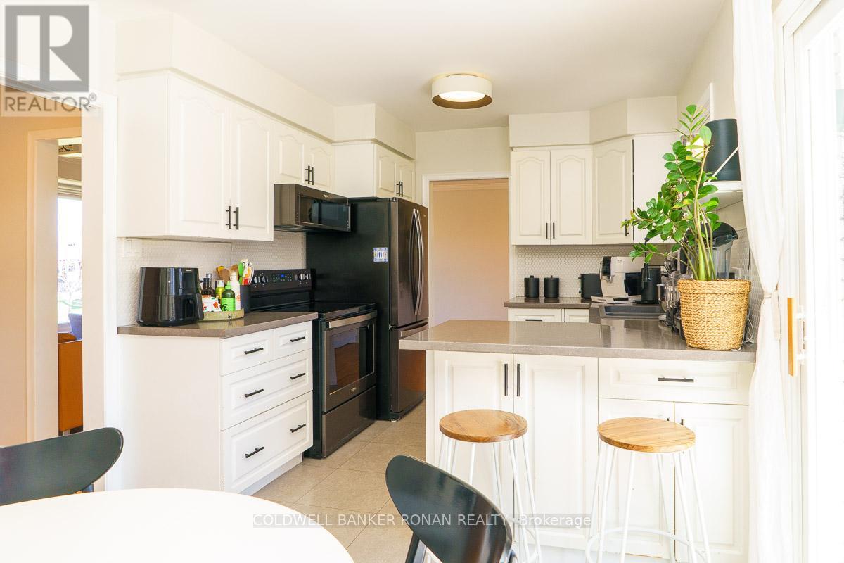 11 Pratt Road, Barrie, Ontario  L4M 2K9 - Photo 4 - S13433554