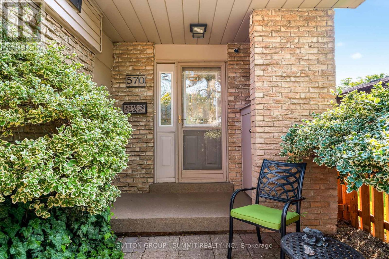 570 Forestwood Crescent, Burlington, Ontario  L7L 4K3 - Photo 2 - W13433486