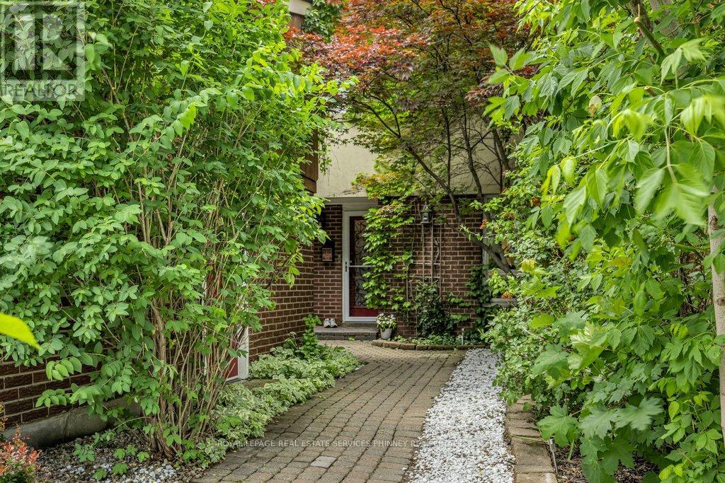 2527 Mainroyal Street, Mississauga, Ontario  L5L 1E1 - Photo 3 - W13433518