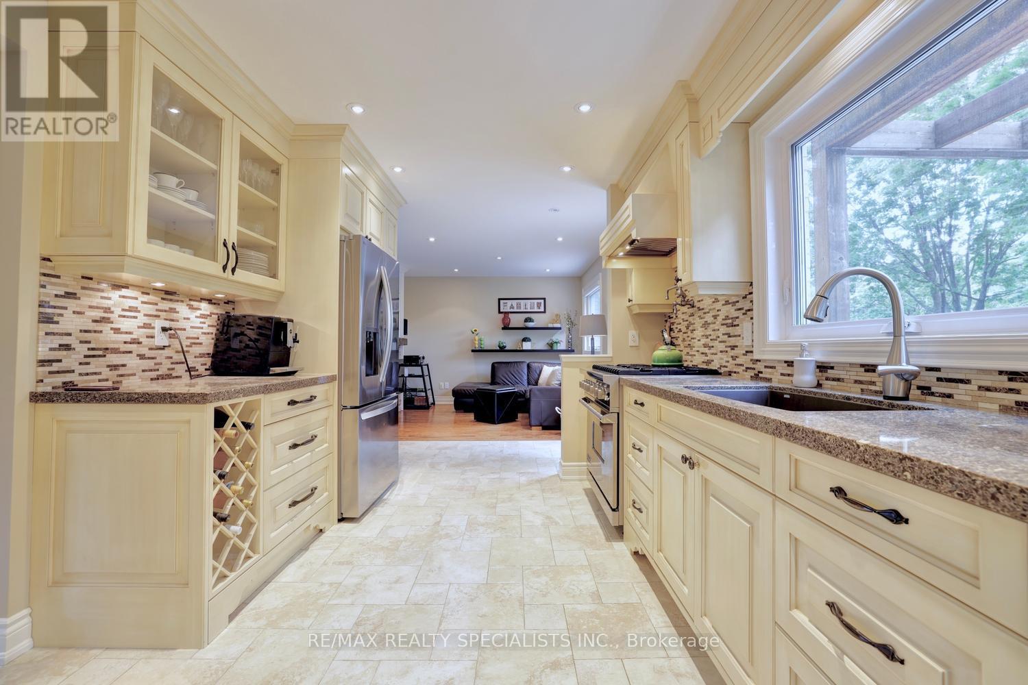 2423 Woking Crescent, Mississauga, Ontario  L5K 1Z5 - Photo 10 - W13433522