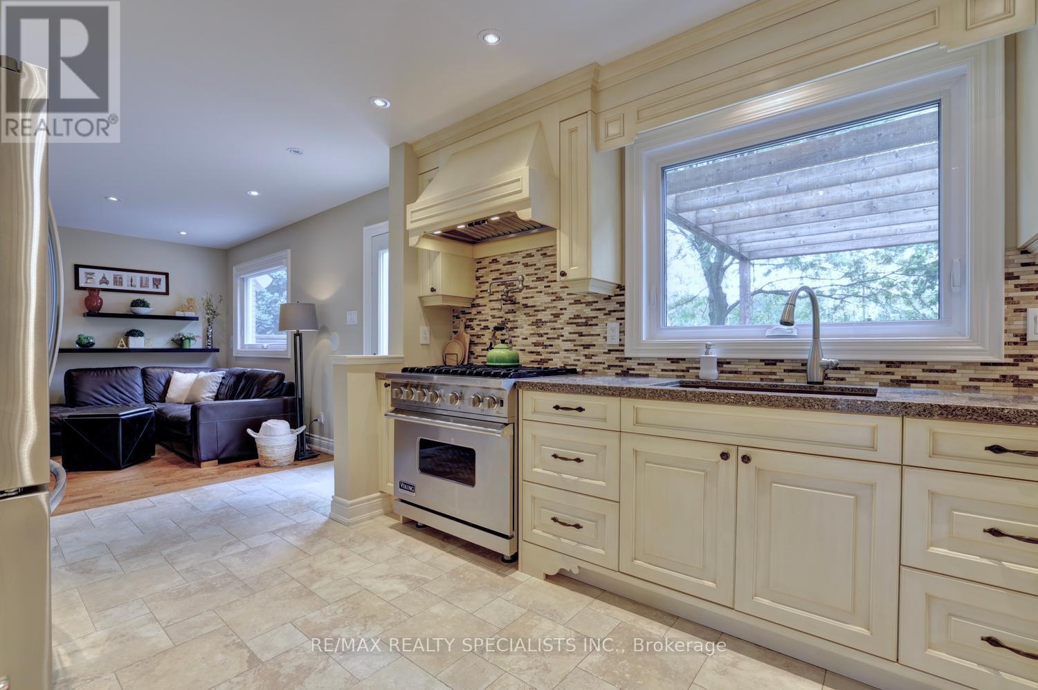 2423 Woking Crescent, Mississauga, Ontario  L5K 1Z5 - Photo 11 - W13433522