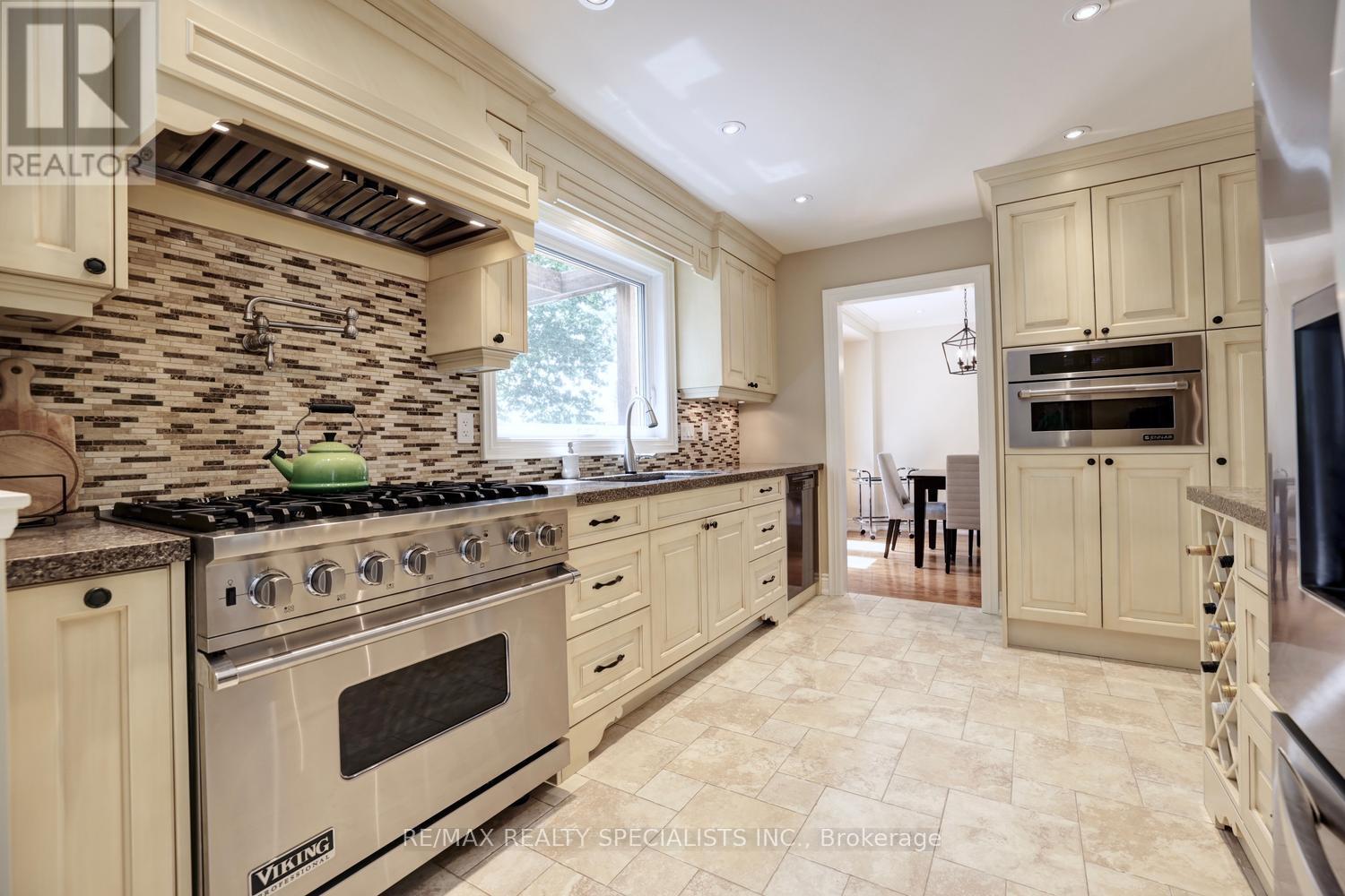 2423 Woking Crescent, Mississauga, Ontario  L5K 1Z5 - Photo 12 - W13433522
