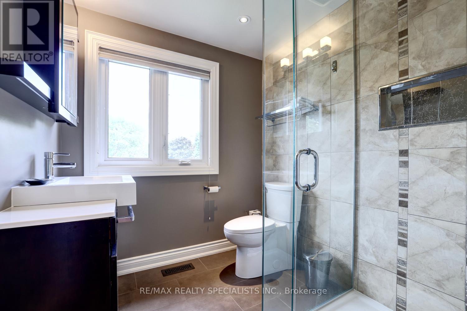 2423 Woking Crescent, Mississauga, Ontario  L5K 1Z5 - Photo 21 - W13433522