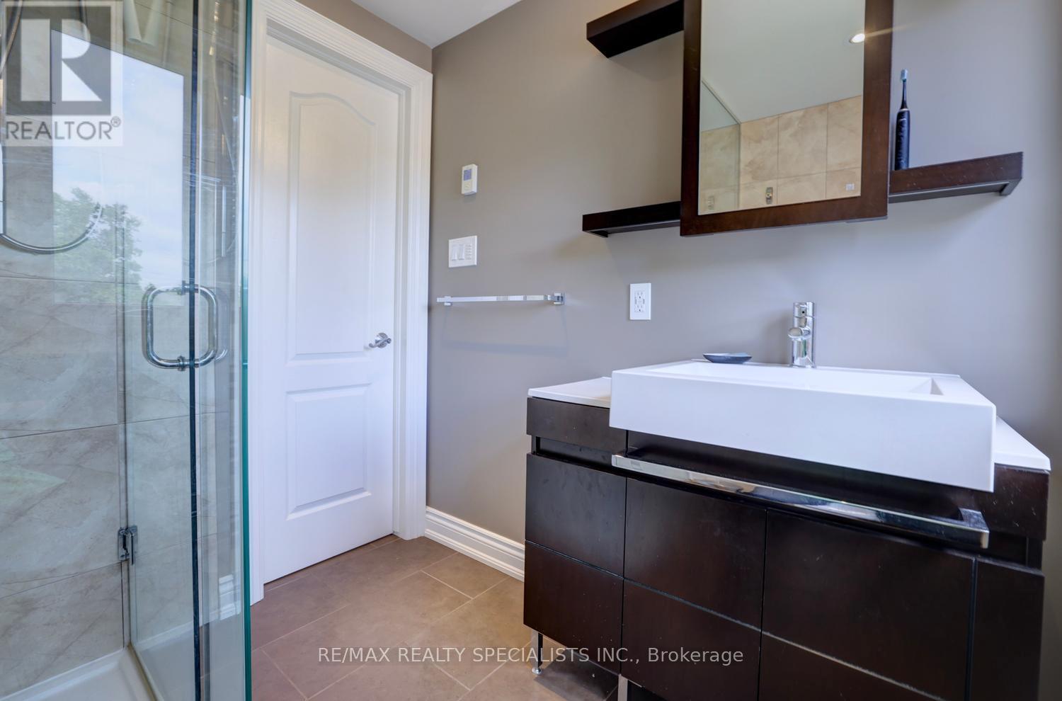 2423 Woking Crescent, Mississauga, Ontario  L5K 1Z5 - Photo 22 - W13433522