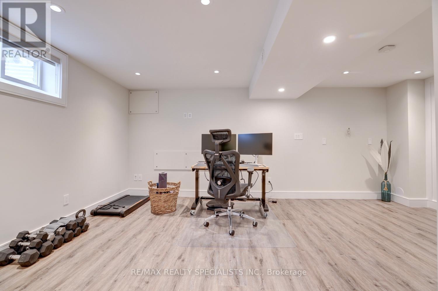 2423 Woking Crescent, Mississauga, Ontario  L5K 1Z5 - Photo 33 - W13433522