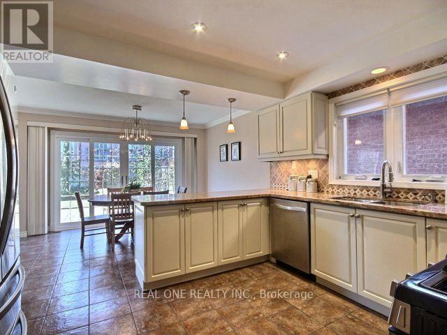 5708 Greensboro Drive, Mississauga, Ontario  L5M 5T7 - Photo 8 - W13433624