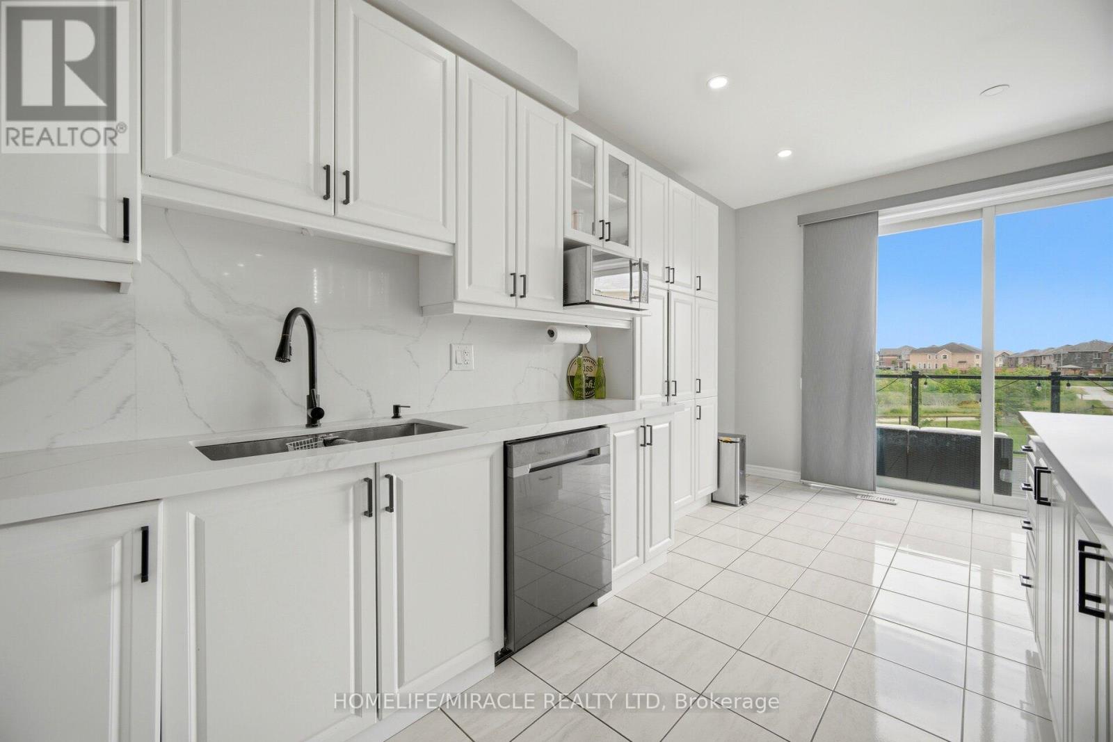 94 Mincing Trail, Brampton, Ontario  L7A 4S9 - Photo 9 - W13433660