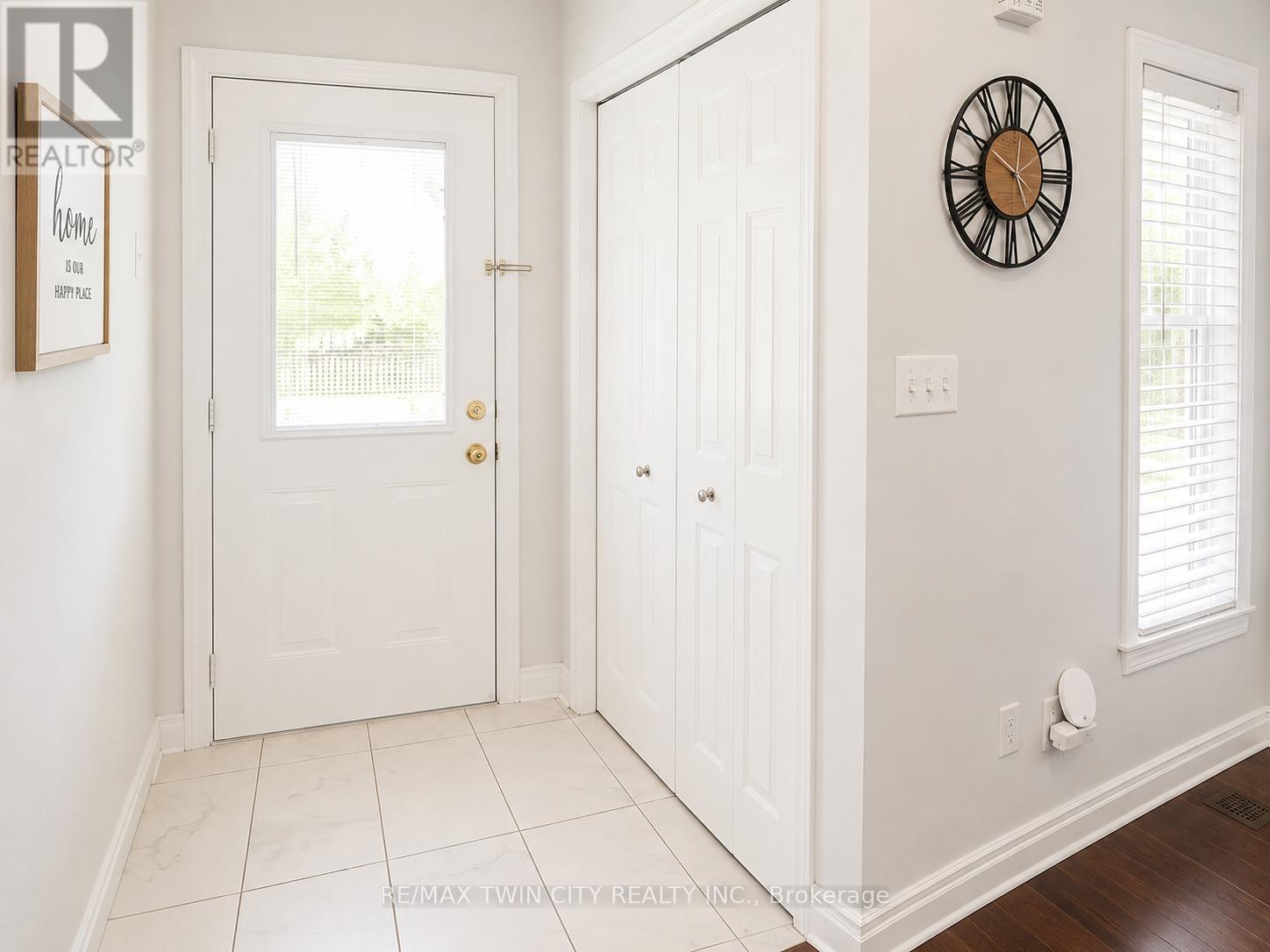 212 Colton Circle, Kitchener, Ontario  N2A 4K2 - Photo 3 - X13433466
