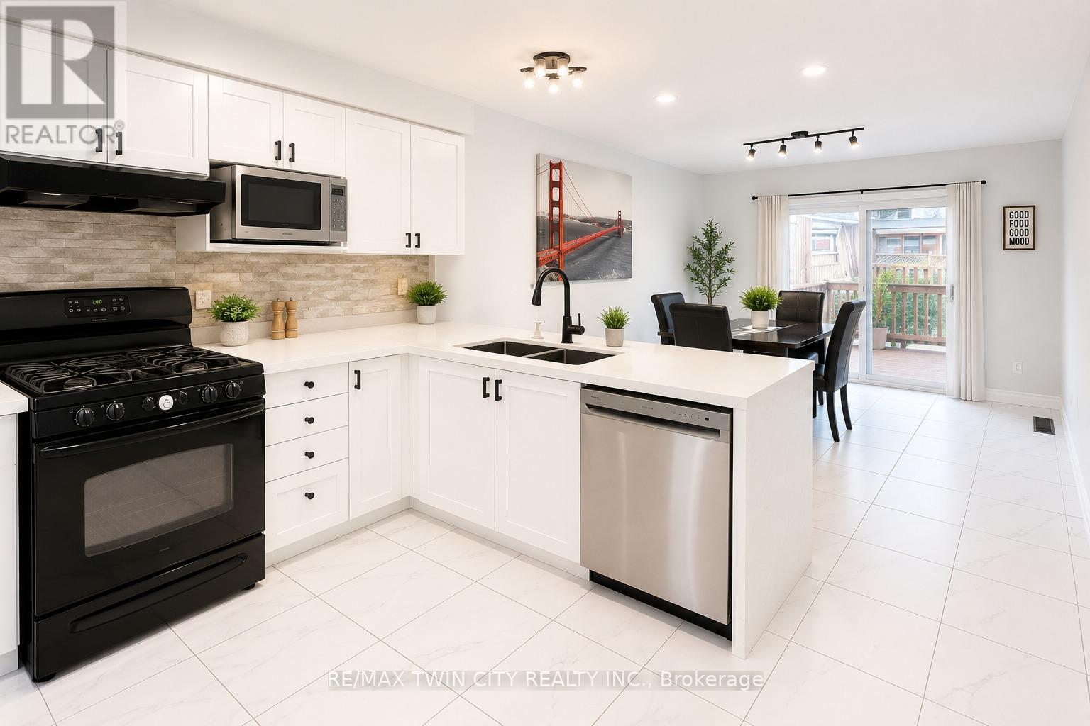 212 Colton Circle, Kitchener, Ontario  N2A 4K2 - Photo 7 - X13433466