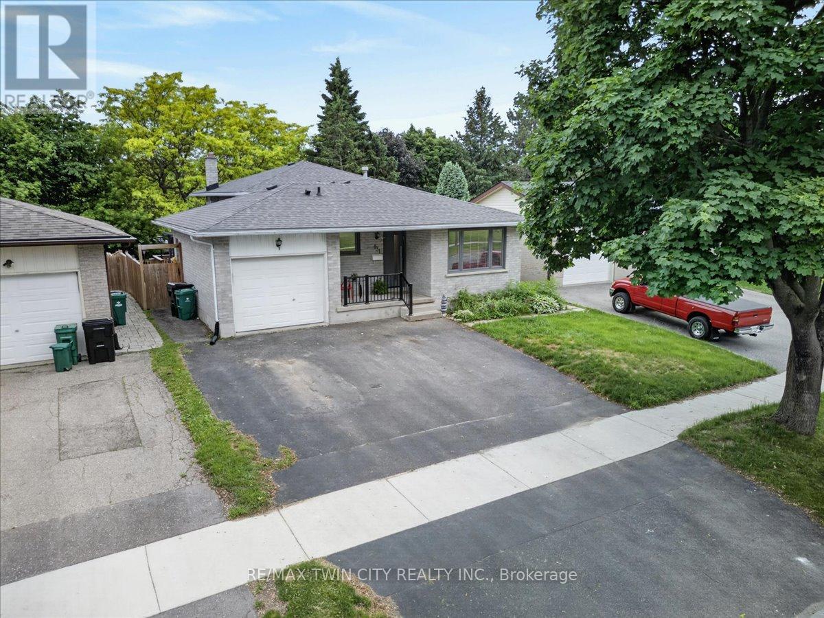 131 Carlyle Drive, Kitchener, Ontario  N2P 1V9 - Photo 2 - X13433508