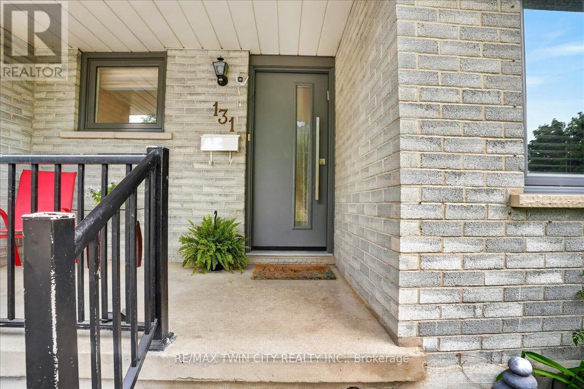 131 Carlyle Drive, Kitchener, Ontario  N2P 1V9 - Photo 5 - X13433508