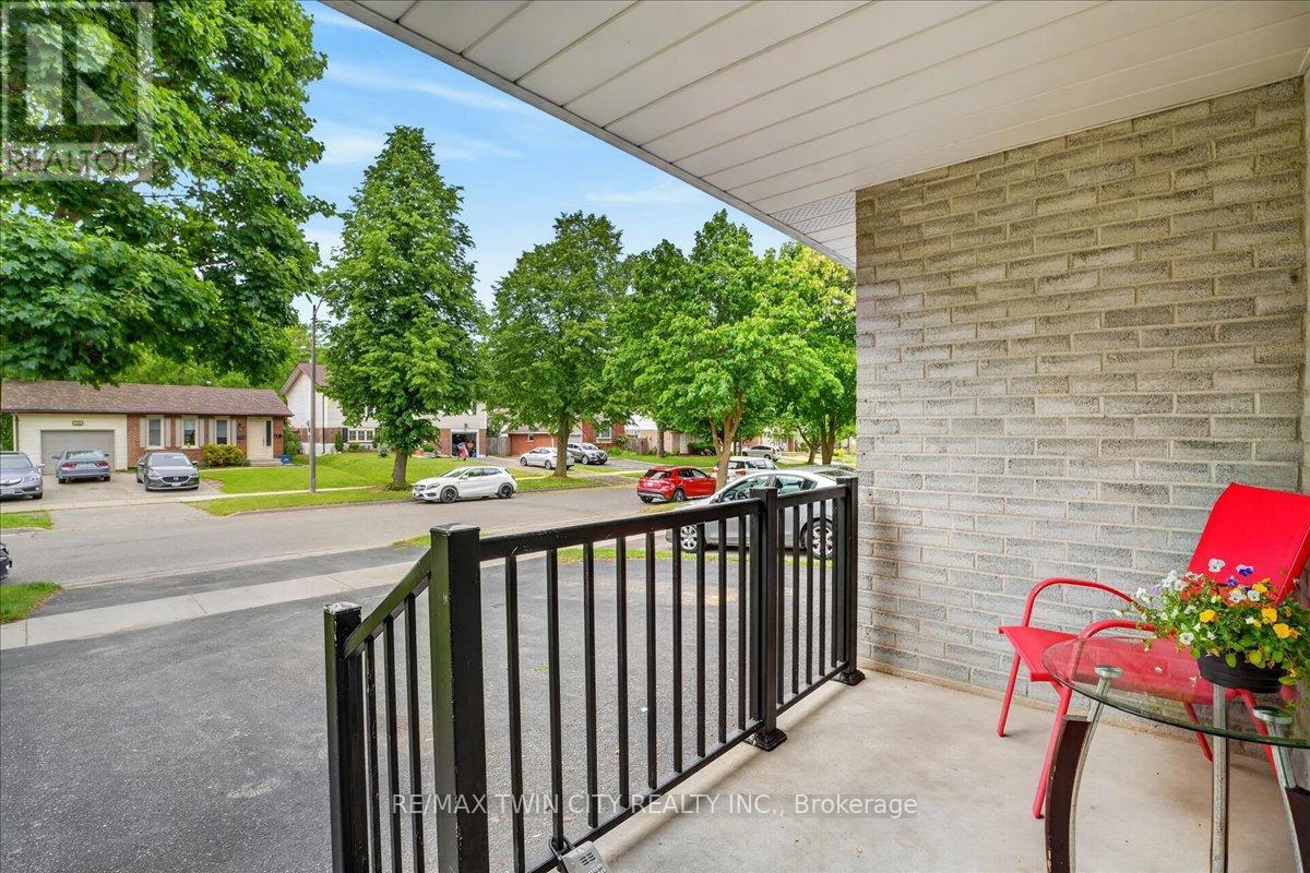 131 Carlyle Drive, Kitchener, Ontario  N2P 1V9 - Photo 6 - X13433508