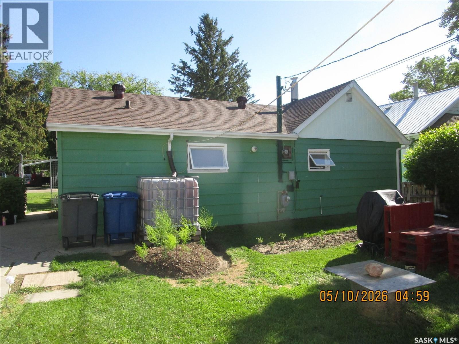 210 7th Avenue W, Assiniboia, Saskatchewan S0H 0B0 - Photo 2 - SK038942
