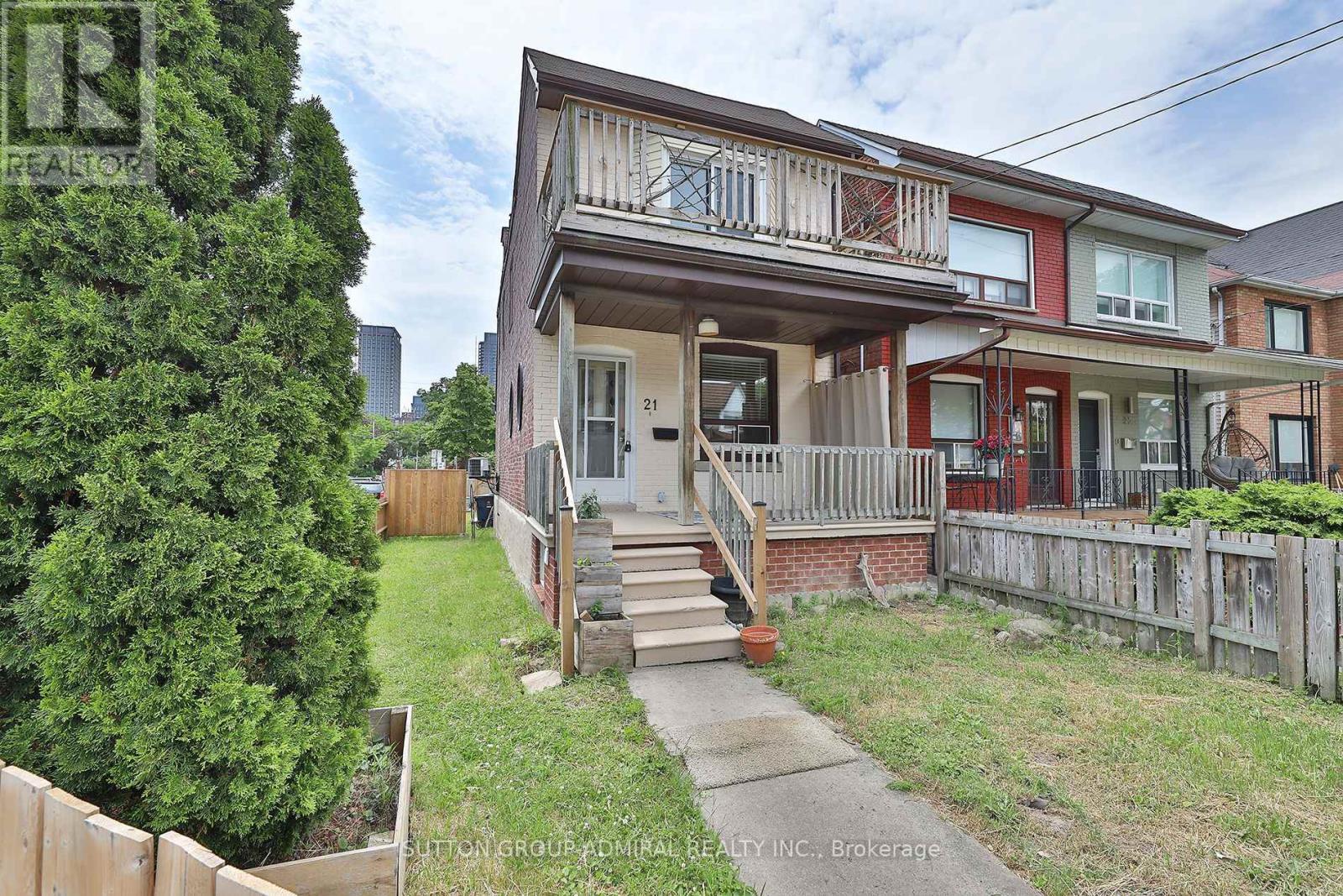 <div class="slider-price">$1,395,000</div><p>21 Wallace Avenue, Toronto, Ontario</p>