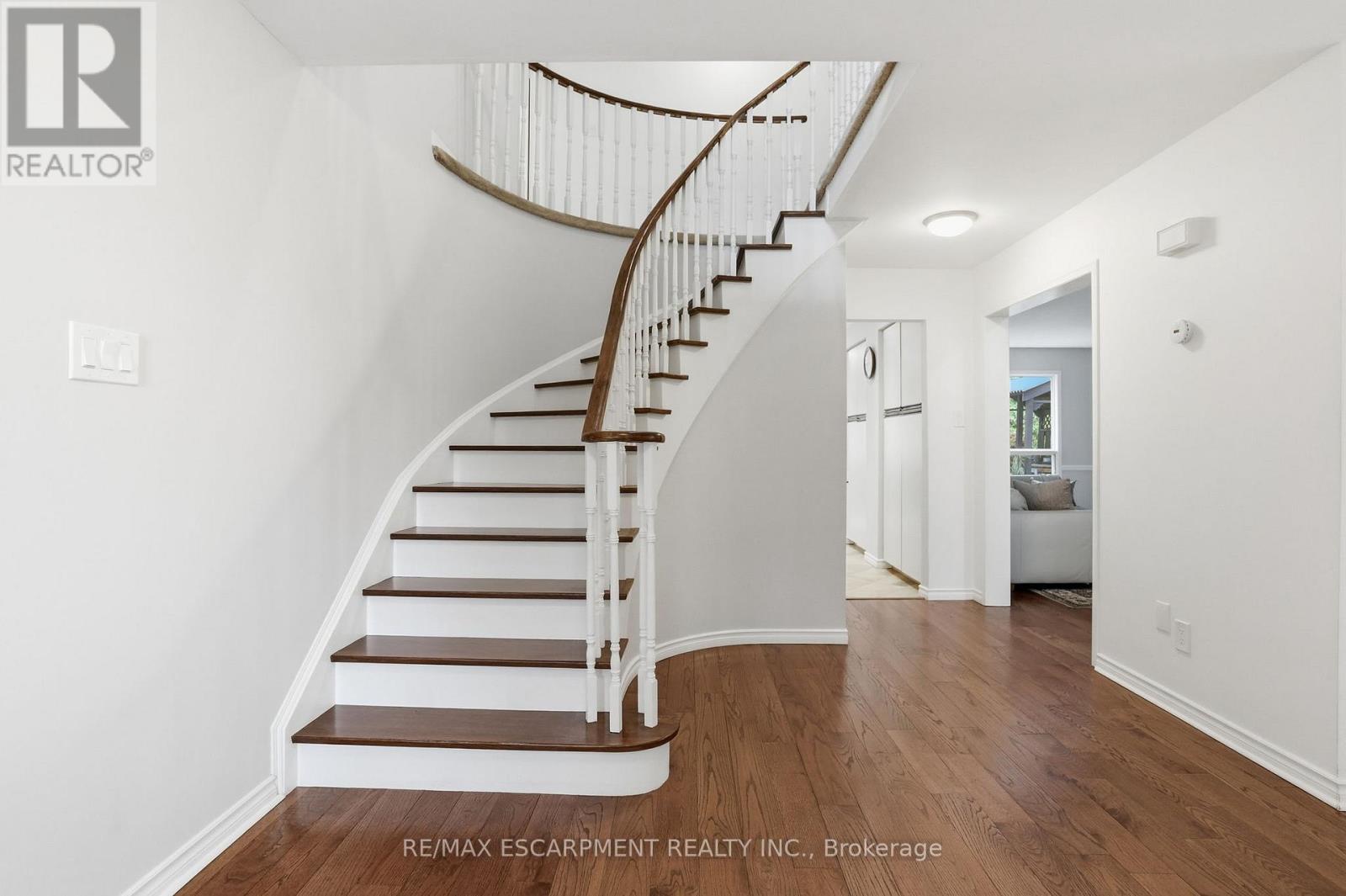 133 Warner Drive, Oakville, Ontario  L6L 6G7 - Photo 5 - W13433802